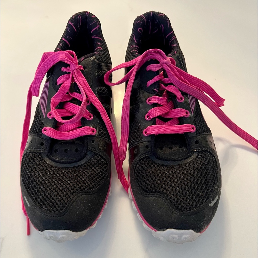 Reebok “Get your pink on” size 9, black and pink sneakers